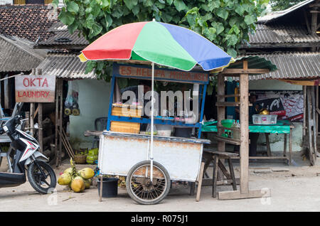 Es kelapa muda coconut boissons vendues par un homme dans les rues de Kuta, Lombok, Mars 2017 Banque D'Images