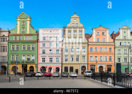 Place de Wroclaw, vue de bâtiments colorés bordant le côté ouest de la place Plac Solny (sel) dans le centre de vieille ville de Wroclaw, Pologne. Banque D'Images