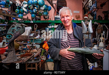 David Kemp, artiste, sur sa falaise studio à Cornwall Banque D'Images