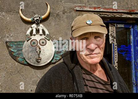 David Kemp, artiste, sur sa falaise studio à Cornwall Banque D'Images