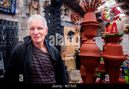 David Kemp, artiste, sur sa falaise studio à Cornwall Banque D'Images