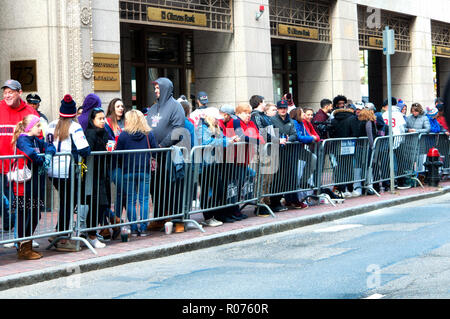 Boston, MA. Le 31 octobre 2018. Des milliers de fans attendant sur Tremont Street pour les Red Sox de Boston au Massachusetts parade de championnat. Banque D'Images