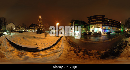 Vue panoramique à 360° de Mayrhofen - Place en face de l'Église - l'hiver, nuit