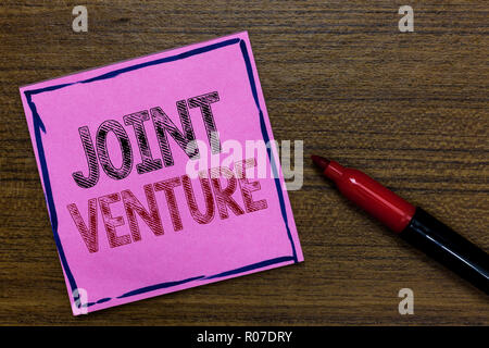 Signe texte montrant Joint Venture. Photo conceptuelle de collaboration de l'équipe Partenariat Parties papier violet rappel important de communiquer des idées Banque D'Images