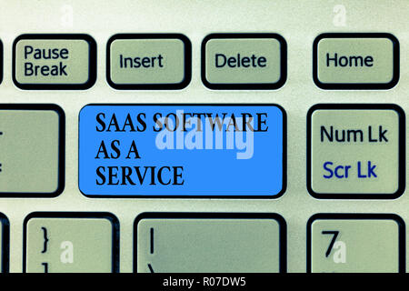 Signe texte montrant le Saas Software As A Service. Photo conceptuelle l'utilisation d'une App Cloud sur Internet. Banque D'Images