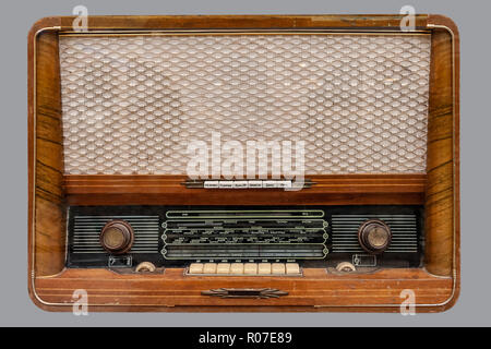 VINTAGE TUBE RUSSE DE LA RADIO. Tube russe ancien radio de table dans la caisse en bois, isolées sur fond gris avec chemin de détourage. Banque D'Images