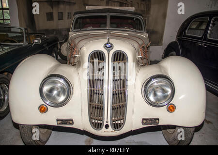 Le Musée de l'automobile, Belgrade, Serbie, août 2018 - BMW Vintage, modèle 327-328 (1938) de l'exceptionnelle collection de Bratislav Petkovic Banque D'Images