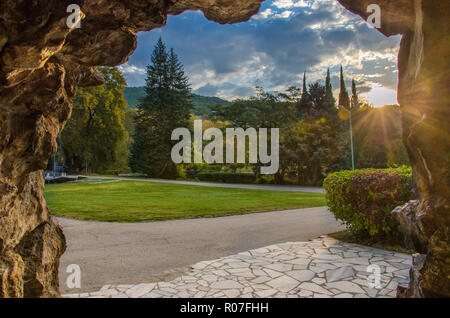 Lever du soleil en scène dans la grotte de Sandanski, Bulgarie Ville Banque D'Images