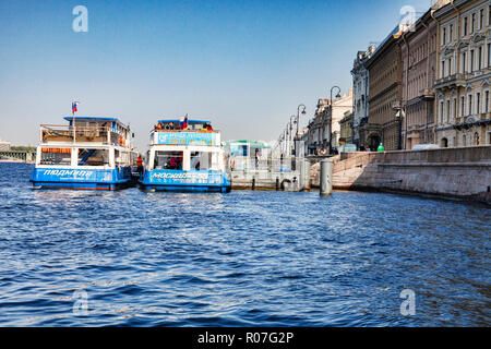 19 Septembre 2018 : St Petersburg, Russie - bateaux d'excursion dans la Neva, par un beau jour d'automne avec ciel bleu clair. Banque D'Images