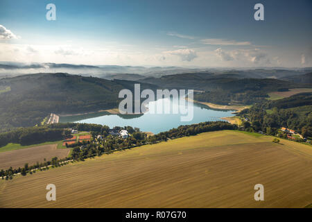 Vue aérienne, Hennesee dans le parc naturel de l'eau barrages Sauerland-Rothaargebirge la poule, réservoir, à marée basse, Hennesee Berghausen, Meschede, Sa Banque D'Images