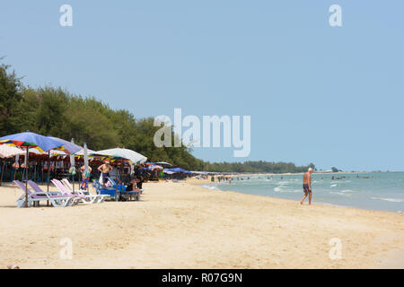 DISTRICT DE CHA-AM, THAÏLANDE - 24 février, 2017 - Plage à proximité de la c Banque D'Images