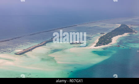 L'un de l'île Sea situé dans les Maldives dans la zone atoll d'Ari. Villas de luxe dans l'eau bleu de la mer, paysage aérien étonnant. Destination voyage exotique Banque D'Images