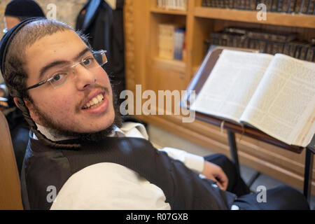 Posée portrait d'un garçon juif religieux qui étudient le Talmud sur la montagne de Sion dans la chambre de la tombe du roi David à Jérusalem, Israël. Banque D'Images