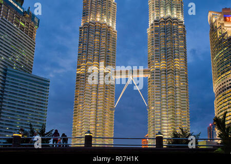 Kuala Lumpur / Malaisie - 20 Février 2011 : vue sur les Tours Petronas au crépuscule Banque D'Images