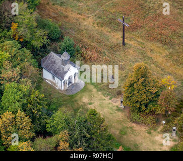 Vue aérienne, petite chapelle sur Kreuzbergweg, croix de bois, Winterberg, Rhénanie-Palatinat, Hesse, Allemagne, DEU, l'Europe, vue aérienne, les oiseaux-lunettes Banque D'Images