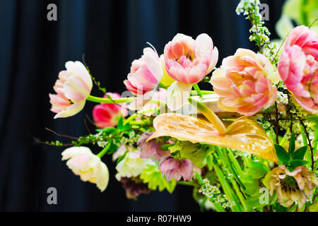 Maison de vacances mariage fleurs décoration, belle roses rose bouquet en fleurs de pivoines sur fond noir Banque D'Images