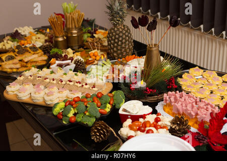 Parti de délicieux amuse-gueules avec des décorations de fête Banque D'Images