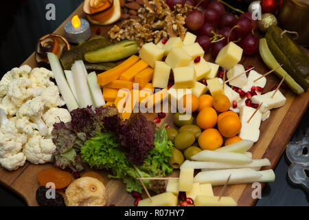 Plateau de fromages délicieux avec de belles décorations Banque D'Images