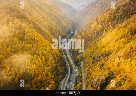 Matin brumeux sur la route dans le canyon vue aérienne sur la vallée Jiului Banque D'Images