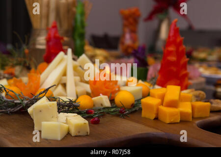 Parti de délicieux amuse-gueules avec des décorations de fête Banque D'Images