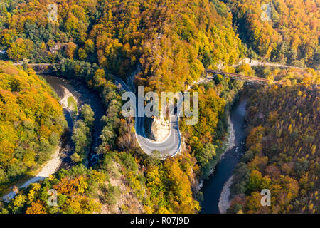 Jiului Valley Canyon avec panorama route de montagne à travers la forêt vue aérienne Banque D'Images