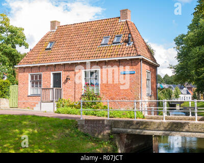 Oranjewal avec canal waterfront house et bridge dans la vieille ville de Dokkum, Frise, Pays-Bas Banque D'Images