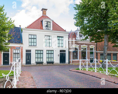 Oranjewal avec canal waterfront house et bridge dans la vieille ville de Dokkum, Frise, Pays-Bas Banque D'Images