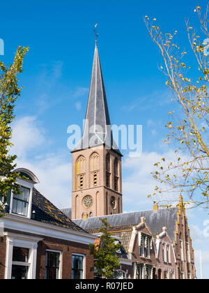 Tour de Saint Werenfridus l'Église et de l'haut façades de maisons traditionnelles dans la vieille ville historique de Workum, Frise, Pays-Bas Banque D'Images