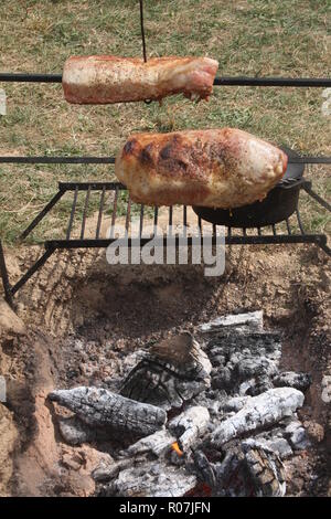 Vieux-style extérieur la cuisson à feu ouvert Banque D'Images