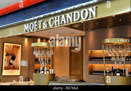 Moet & Chandon, boutique duty free shop, l'aéroport international de Dubaï , ÉMIRATS ARABES UNIS Banque D'Images