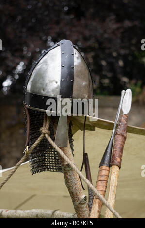 Un casque normand avec un protège-nez et la chaîne-mail protection du cou. Banque D'Images