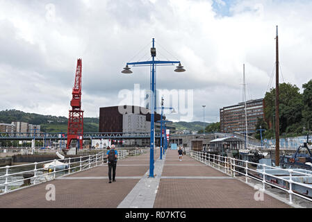 Avec le centre-ville de Bilbao nervion et boardwalk area, Pays basque, Espagne. Banque D'Images