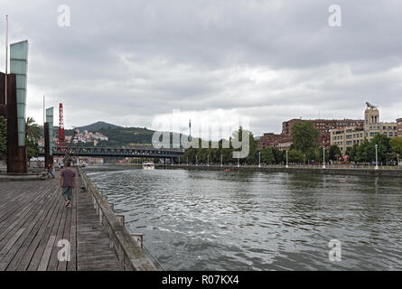 Avec le centre-ville de Bilbao nervion et boardwalk area, Pays basque, Espagne. Banque D'Images