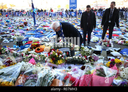 Lord Bach, commissaire à la police et au crime de Leicestershire, dépose une couronne au club de football de Leicester City. Banque D'Images