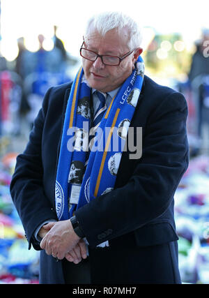 La Police du Leicestershire et le crime Lord Bach Commissaire examine les hommages à Leicester City Football Club. Banque D'Images