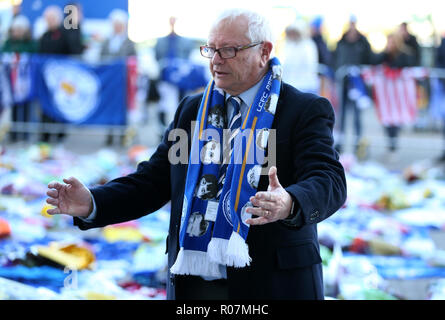 La Police du Leicestershire et le crime Lord Bach Commissaire examine les hommages à Leicester City Football Club. Banque D'Images