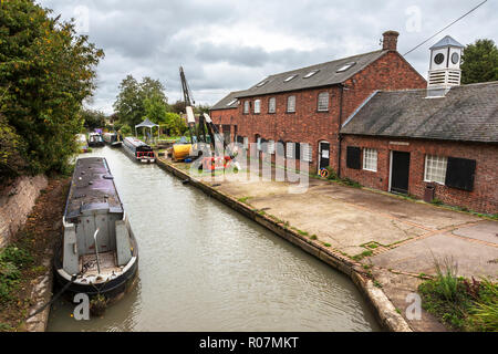 Le bras de Grantham, juste au-dessus de Hillmorton Verrouillage du fond, au nord du canal d'Oxford, Warwickshire, Angleterre, Royaume-Uni (Wop) Banque D'Images