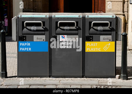 Trois poubelles dans la vieille ville de Prague, pour les ordures ménagères et de recyclage du papier et du plastique. Banque D'Images