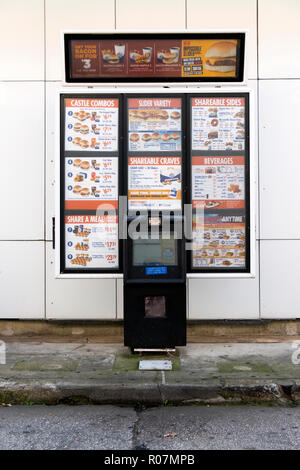 Un service au menu et écran de l'ordinateur à l'extérieur d'un château blanc sur Bell Blvd., à Bayside Queens, ce qui permet aux clients de commander à partir de leur voiture. Banque D'Images