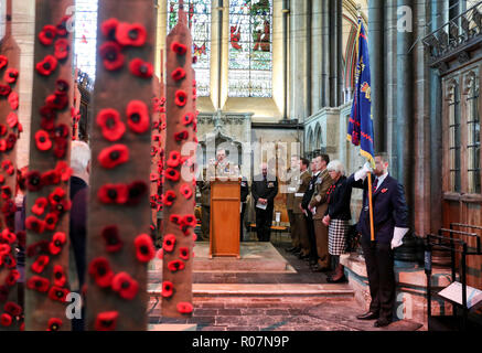 Le Lieutenant-général Sir Andrew Gregory, le maître canonnier de St James's Park, lit un article de l'Artillerie royale du rouleau d'honneur de l'Armistice, contenant les noms de leurs camarades de la Première Guerre mondiale, dans la chapelle du matin à l'intérieur de la cathédrale de Salisbury, Wiltshire. Banque D'Images