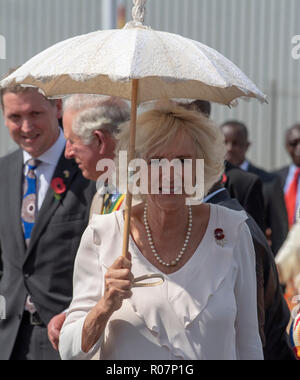 Le Prince de Galles et la duchesse de Cornouailles arrivent à l'aéroport international de Kotoka à Accra, Ghana, le troisième jour de leur voyage en Afrique de l'ouest. Banque D'Images