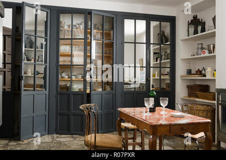 Table et chaises dans la cuisine de style campagnard Banque D'Images