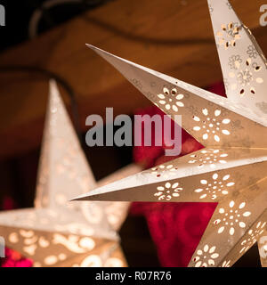 Détail d'une lanterne de noël en forme d'étoile au marché de Noël d'Oldenburg en Allemagne ; les lumières et bokeh Banque D'Images