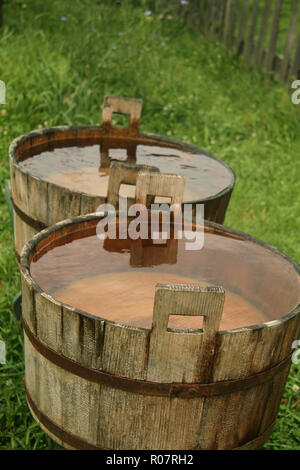 Des tonneaux de bois rempli à ras bord avec l'eau de pluie Banque D'Images