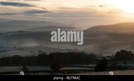 Tôt le matin, la brume se lève sur les terres agricoles, Brecon Beacons, Octobre 2018 Banque D'Images