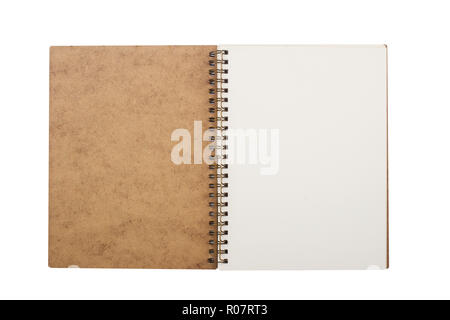 Gros plan Vue de dessus de l'ordinateur portable ouvert avec le cuivre métal spirales et brown cork hardcover pages blanches isolated on white Banque D'Images