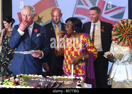 Le Prince De Galles Mange Un Gateau D Anniversaire Pour Lui Et D Autres Invites Au