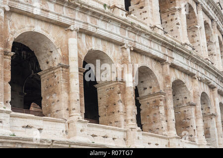 Arcades du Colisée close-up. Attraction de la ville de Rome en Italie. Banque D'Images