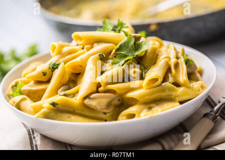 Les pâtes pene avec morceaux de poulet en sauce au parmesan, champignons et d'herbes de la décoration. Pene con pollo - Italien ou medierranean traditionnelle.