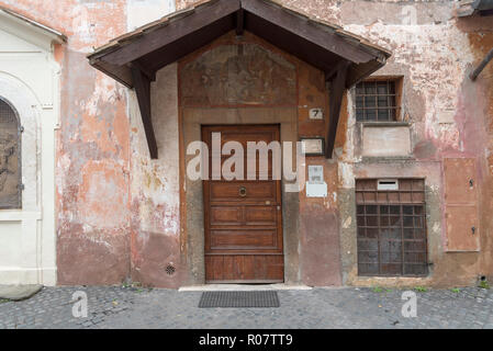 Ancienne porte de style italien, porte de l'Église. L'ancien couvert au-dessus de la porte. Banque D'Images